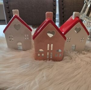 NWT 3 Small Ceramic Valentine Day Houses